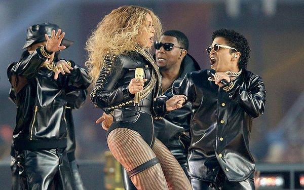 VIDEO - Super Bowl: Coldplay, Beyonce şi Bruno Mars au făcut spectacol în pauza meciului de fotbal american 