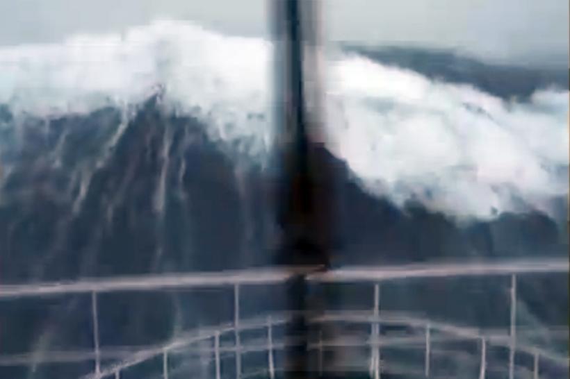 VIDEO - Cum arată valurile de 30 de metri văzute din cabina căpitanului