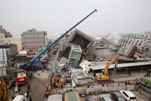 Taiwan: Dezvoltatorul blocului prăbuşit după cutremurul de sâmbătă a fost arestat 