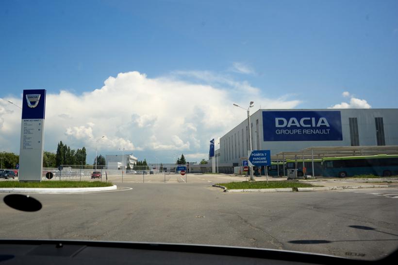 Dacia recheamă în service aproape 2.500 de maşini din România