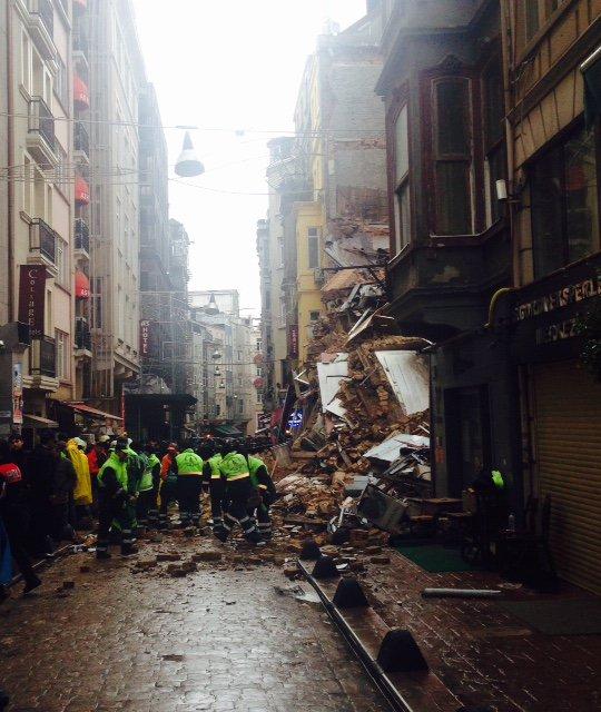 O clădire cu 5 etaje s-a prăbuşit în centrul Istanbulului
