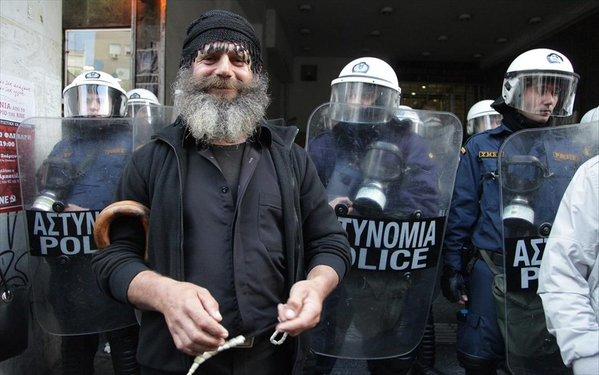 Poliţia a recurs la gaze lacrimogene împotriva fermierilor care protestează la Atena