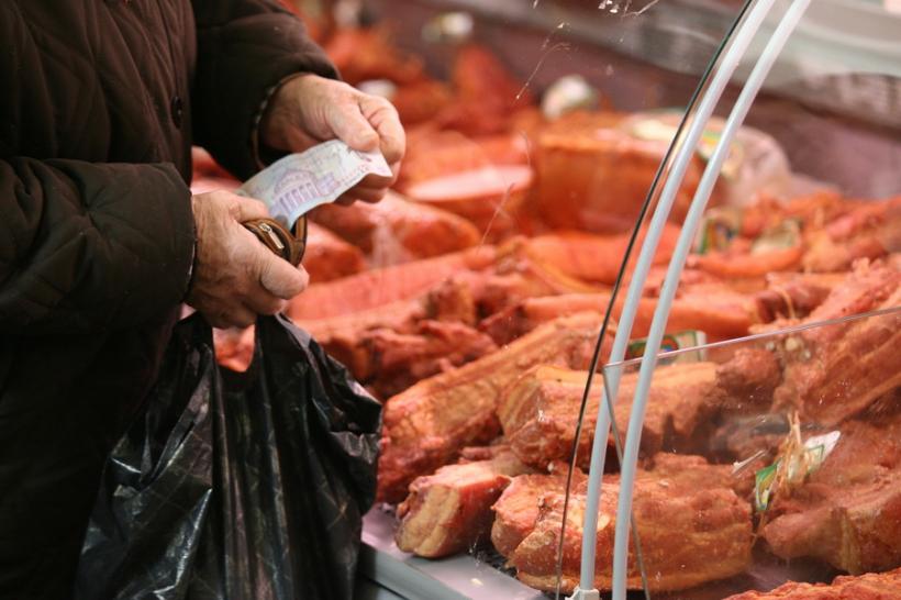 INCREDIBIL, un patron constănţean de magazine voia să vândă carne veche de... 40 de ani