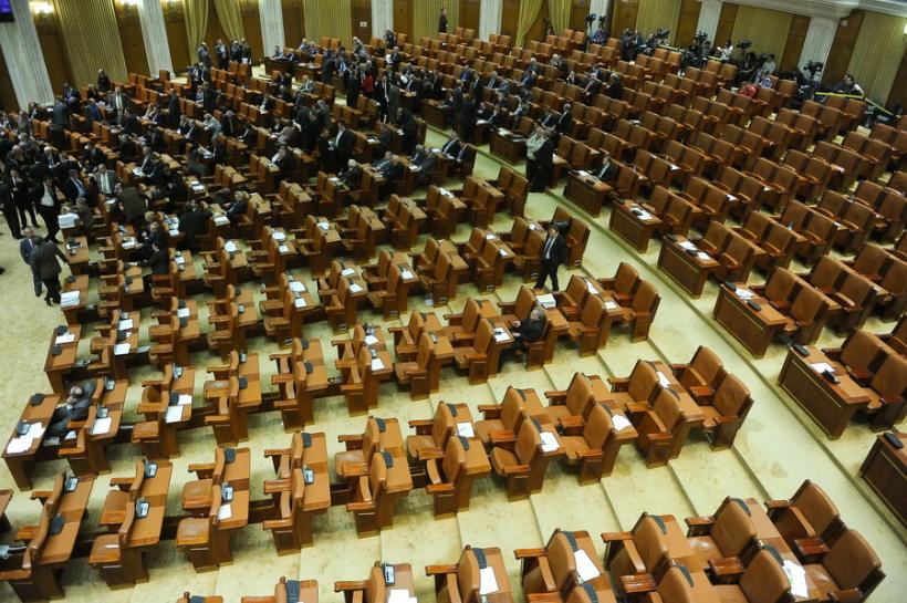  Legea demnităţii a lui Dragnea a stârnit discuţii aprinse despre sistemul electronic de vot de la Cameră 