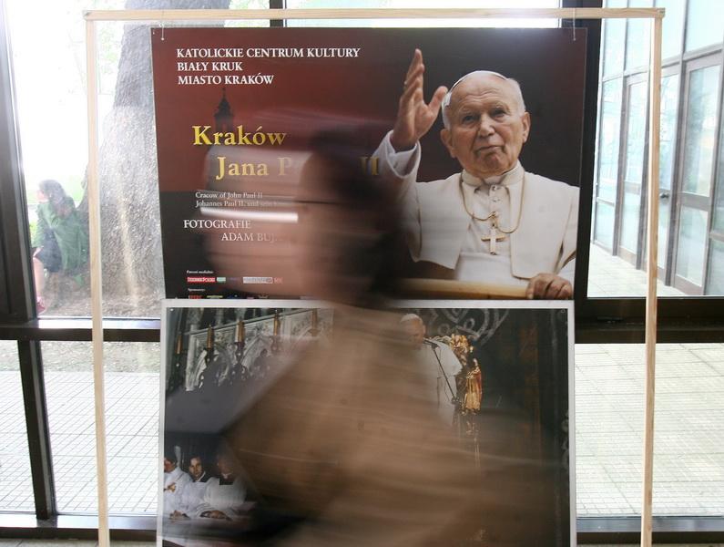 Vatican - Presupusa relaţie amoroasă a Papei Ioan Paul al II-lea cu o femeie căsătorită, o glumă de Sf. Valentini