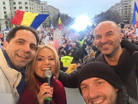 Dan Negru, Simona Gherghe si Dan Capatos, selfie cu miile de oameni din Piaţa Constituţiei