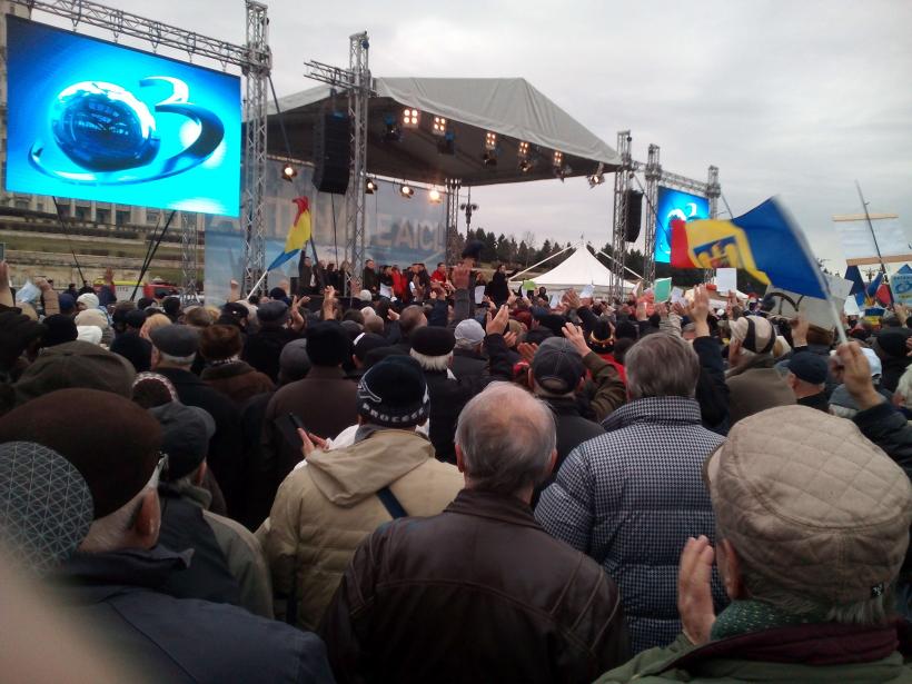 IMAGINI LIVE. Jurnaliștii și vedetele Antena 3, Antena 1, Antena Stars, Euforia TV, ZU şi Jurnalul Naţional s-au întâlnit cu telespectatorii lor 18529232