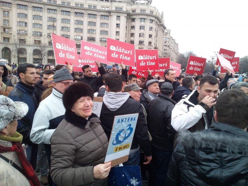 IMAGINI LIVE. Jurnaliștii și vedetele Antena 3, Antena 1, Antena Stars, Euforia TV, ZU şi Jurnalul Naţional s-au întâlnit cu telespectatorii lor 18529234