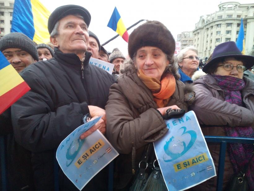 IMAGINI LIVE. Jurnaliștii și vedetele Antena 3, Antena 1, Antena Stars, Euforia TV, ZU şi Jurnalul Naţional s-au întâlnit cu telespectatorii lor 18529245