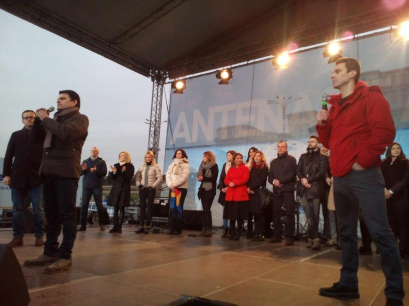 IMAGINI LIVE. Jurnaliștii și vedetele Antena 3, Antena 1, Antena Stars, Euforia TV, ZU şi Jurnalul Naţional s-au întâlnit cu telespectatorii lor 18529259