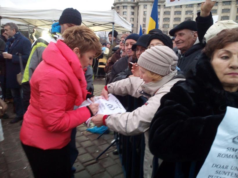 IMAGINI LIVE. Jurnaliștii și vedetele Antena 3, Antena 1, Antena Stars, Euforia TV, ZU şi Jurnalul Naţional s-au întâlnit cu telespectatorii lor 18529260