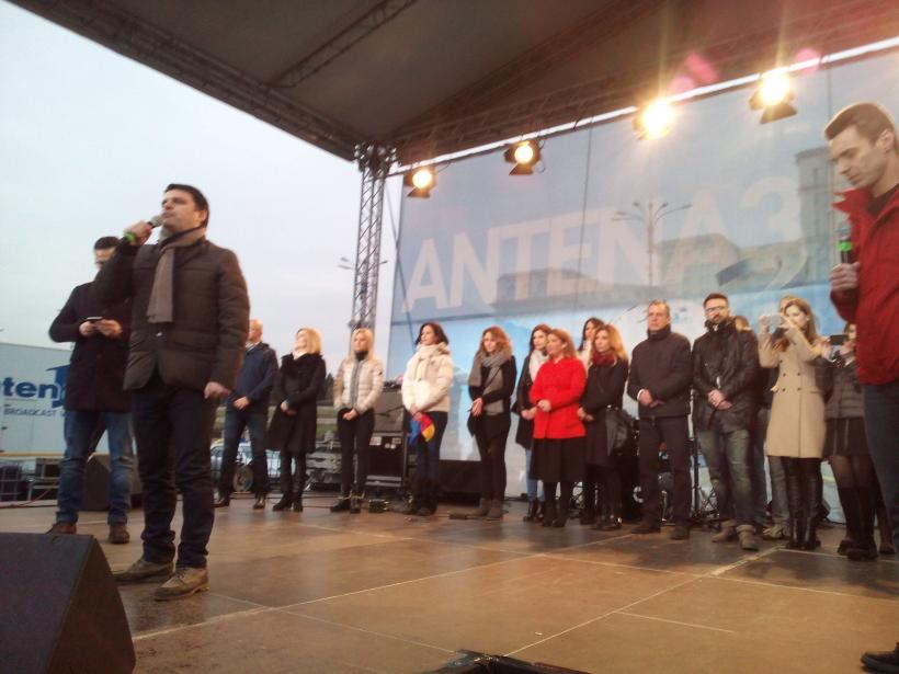 IMAGINI LIVE. Jurnaliștii și vedetele Antena 3, Antena 1, Antena Stars, Euforia TV, ZU şi Jurnalul Naţional s-au întâlnit cu telespectatorii lor 18529261