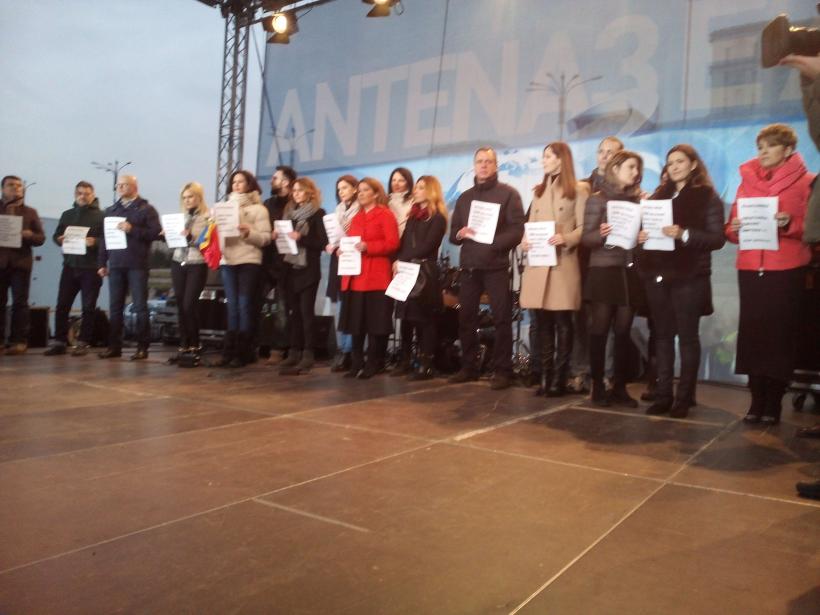 IMAGINI LIVE. Jurnaliștii și vedetele Antena 3, Antena 1, Antena Stars, Euforia TV, ZU şi Jurnalul Naţional s-au întâlnit cu telespectatorii lor 18529271