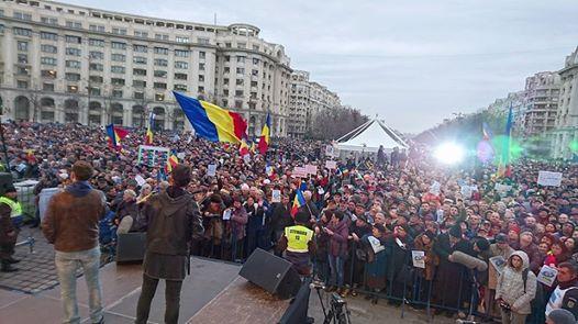 Mircea Badea arată câți oameni au venit în Piața Constituției 