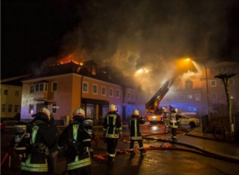 VIDEO - Un bloc din Germania, destinat imigranţilor, a fost incendiat în aplauzele localnicilor