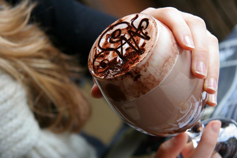 Băuturile calde din cele mai populare cafenele conțin până la 25 de lingurițe de zahăr