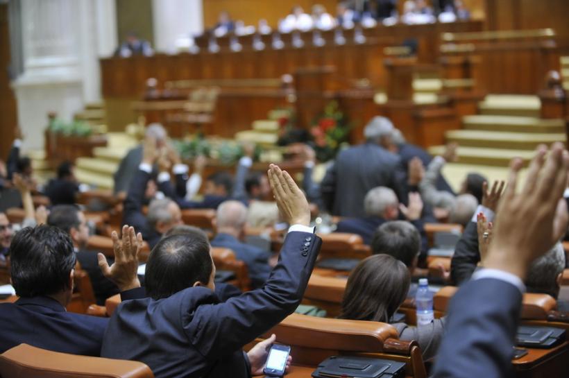 Deputaţii vor vota în plen numai prin ridicare de mână; votul electronic a fost suspendat 