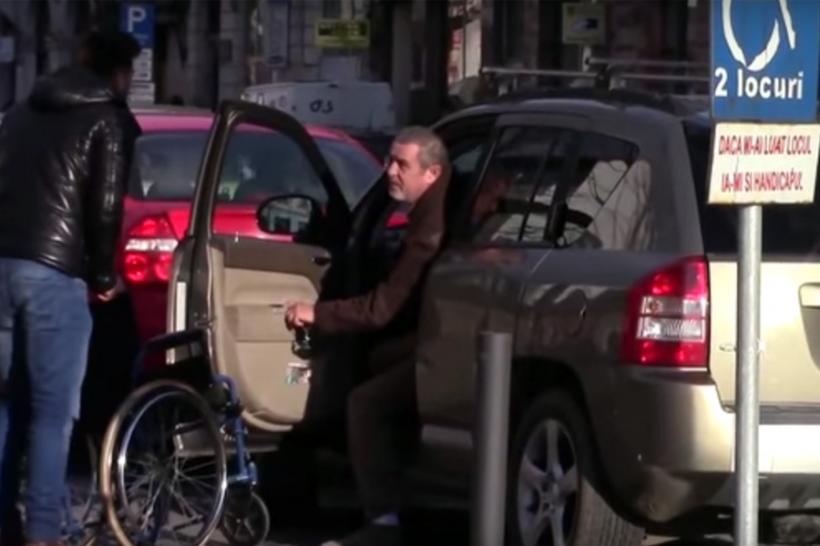 VIDEO VIRAL - Un actor de comedie clujean a testat reacţia şoferilor care parchează maşina pe locurile destinate persoanelor cu dizabilităţi 