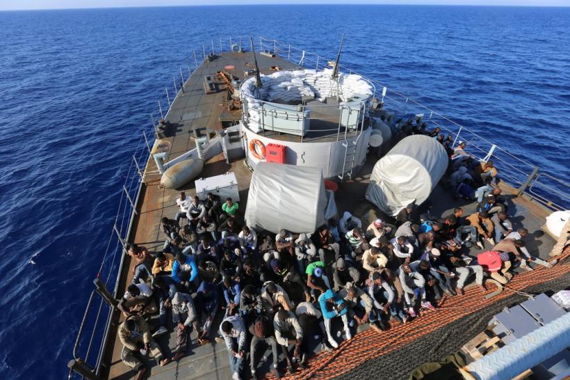 Grecia: Autorităţile cer suspendarea curselor de feribot care aduc refugiaţi către partea continentală a ţării 