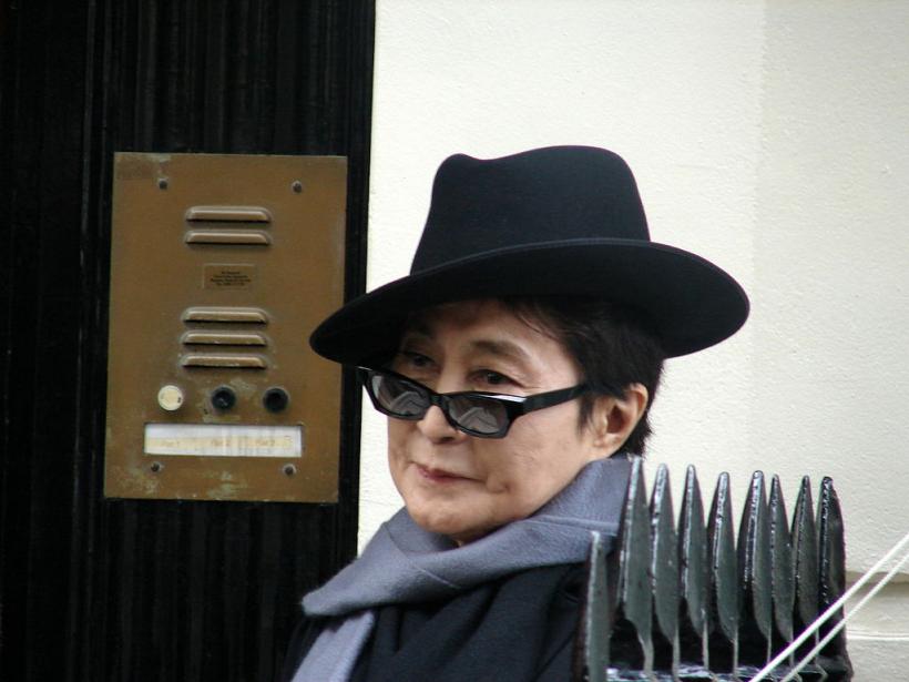 Yoko Ono, spitalizată la New York 