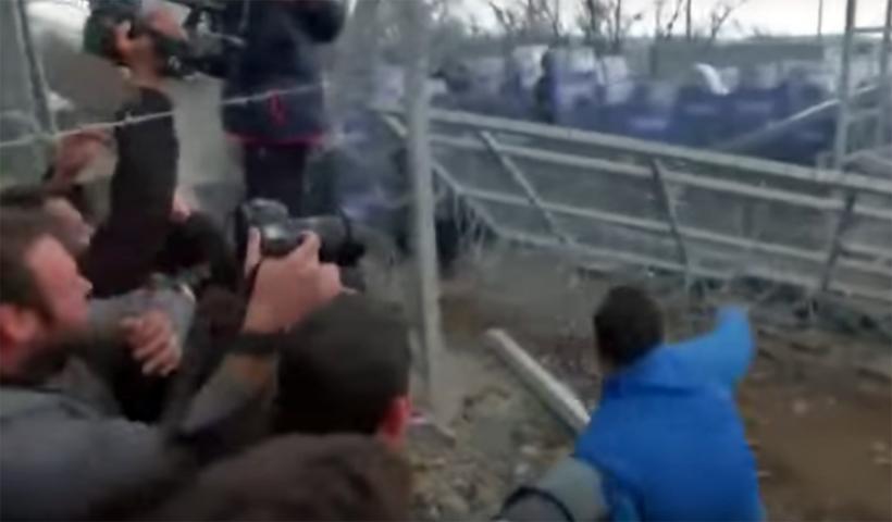 VIDEO - Poliţia macedoneană a folosit gaze lacrimogene împotriva imigranţilor la graniţa cu Grecia 