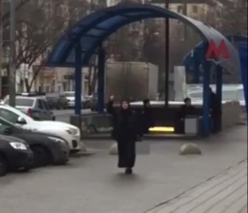 VIDEO - Imagini şocante la Moscova - o femeie urlă &quot;sunt terorist&quot; în timp ce flutură capul tăiat al unui copil