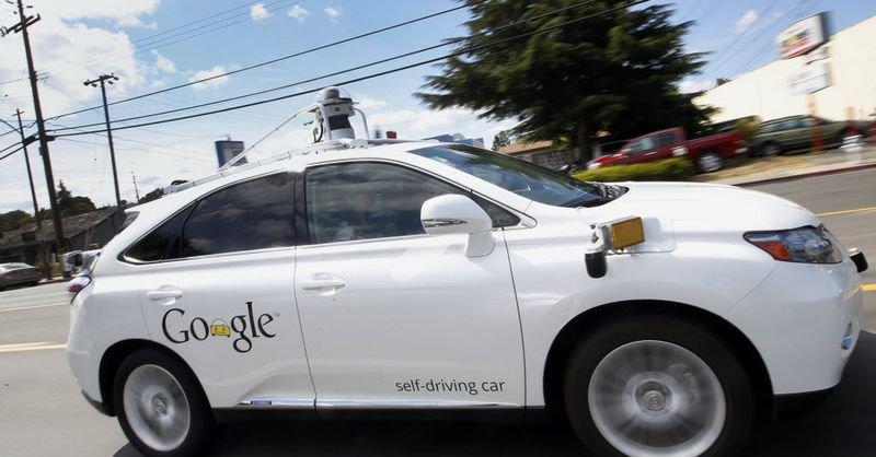 Primul accident rutier provocat de o mașină fără șofer a companiei Google