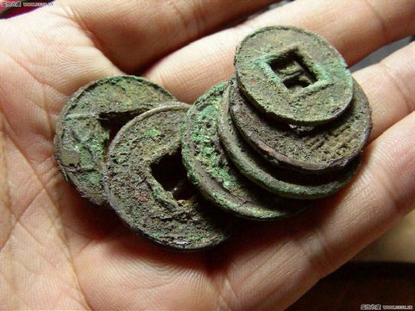 Un sătean chinez a descoperit aproape o jumătate de tonă de monede vechi de 2000 de ani 