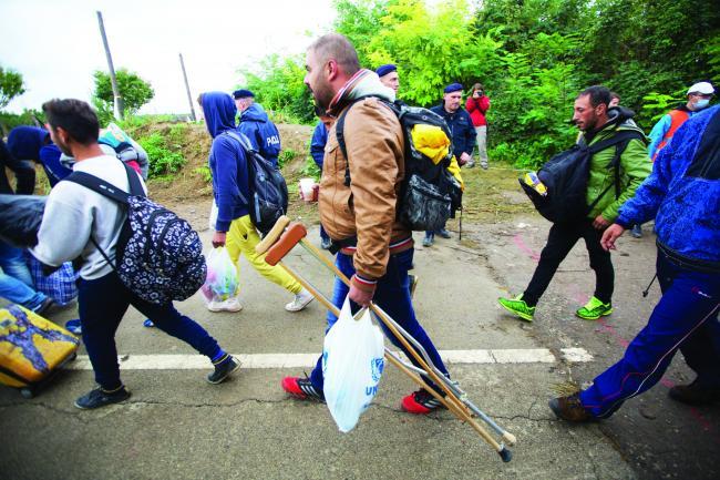 Primii refugiaţi au ajuns în România, urmând să fie duşi cu un microbuz la Centrul de Cazare din Galaţi