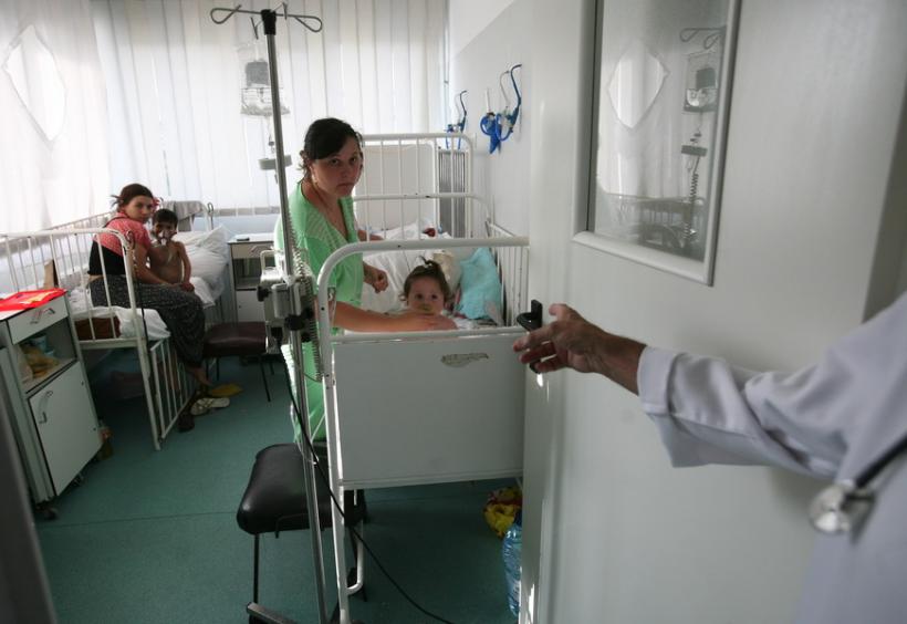 Argeş: Numărul copiilor internaţi cu scaune diareice a scăzut la 43, niciun caz nu a fost transferat la Bucureşti 