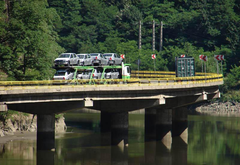 Trafic rutier restricţionat până la sfârşitul lui iunie pe o porţiune din DN 7, pentru consolidarea viaductului la Cozia 