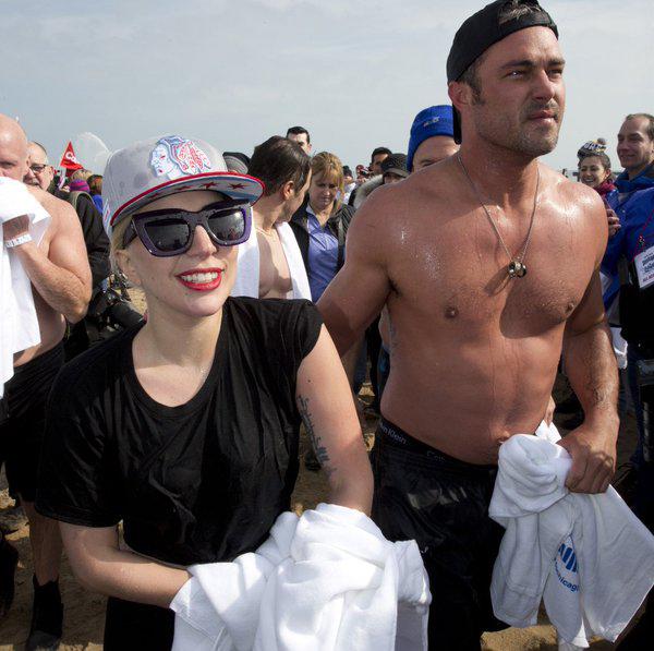 Lady Gaga şi logodnicul ei au plonjat în apa îngheţată a Lacului Michigan, în scop caritabil