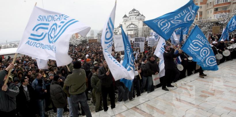 Mii de sindicalişti de la Dacia, la mitingul pentru urgentarea construirii autostrăzii Piteşti-Sibiu 