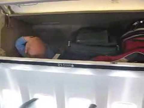 O femeie şi-a ascuns copilul în bagaj, pentru a nu plăti bilet de avion