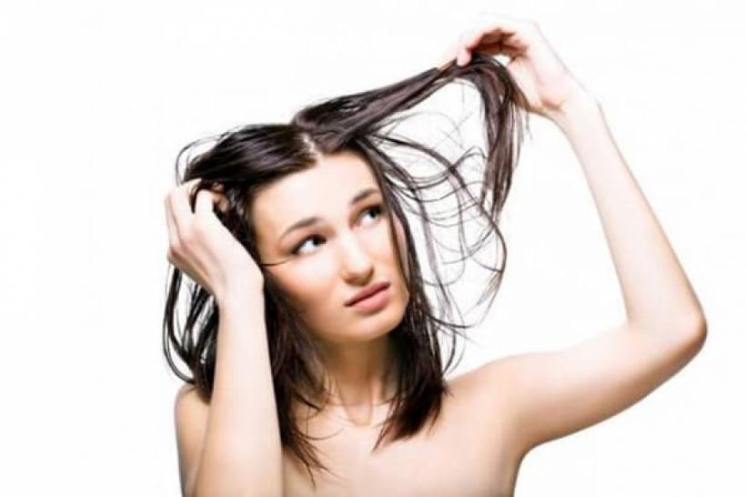 Tratamente naturiste. 7 soluţii naturale care combat aspectul tern al părului gras