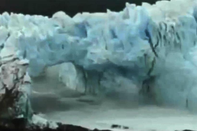 VIDEO - Spectaculoasă prăbuşire a unui pod natural al gheţarului Perito Moreno din Patagonia argentiniană 