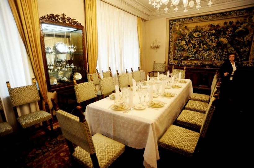 FOTO Sute de persoane au vizitat Palatul Primăverii, fosta reşedinţă a familiei Ceauşescu  18531371