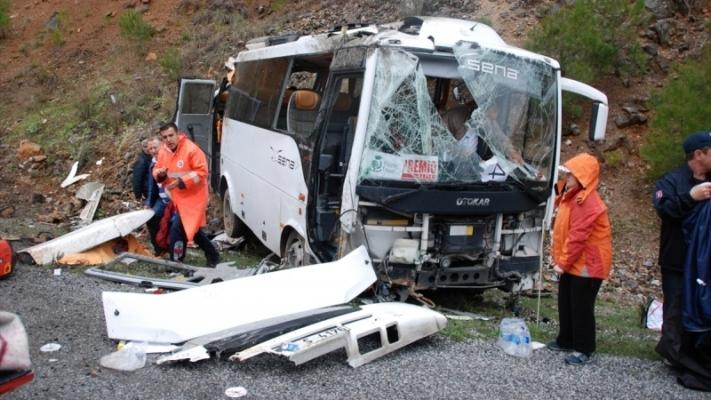 Doi români decedaţi şi 14 răniţi într-un accident rutier care a avut loc în Turcia 