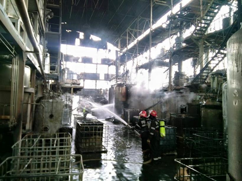 Explozie puternică la o fabrică de parfumuri din Oneşti, urmată de incendiu; doi muncitori au fost răniţi