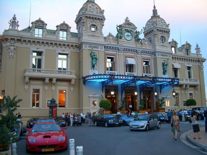 Monaco: Supărată că i se interzisese să mai joace, o femeie a intrat cu maşina într-un cazinou 