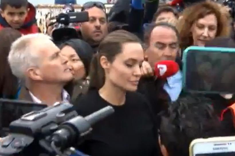 Angelina Jolie a vizitat portul elen Pireu, devenit tabără impvizată de refugiaţi