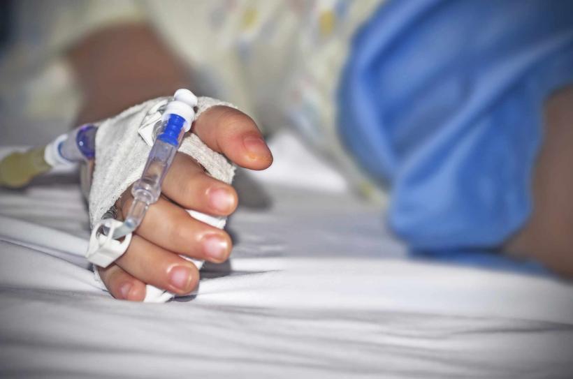 TRAGEDIE in Bacau. Un copil de 4 ani a MURIT la câteva ore după ce medicii l-au trimis acasă  
