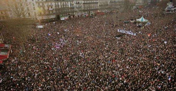 VIDEO - Protest violent la Paris. Mii de liceeni au luat cu asalt străzile capitalei franceze, poliția a utilizat gaze lacrimogene
