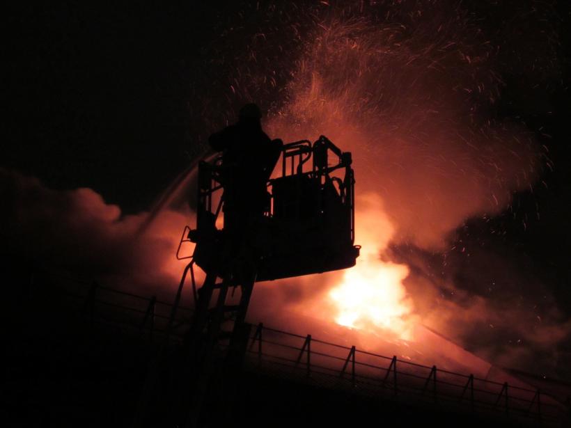Incendiu la o biserică din Argeș. Acoperișul a luat foc în timpul slujbei
