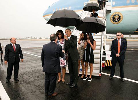 Presedintele Obama tine singur umbrela