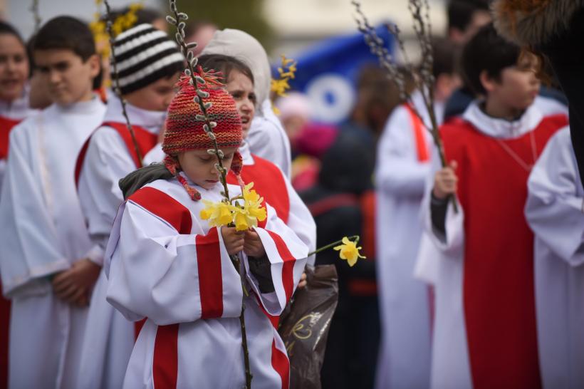 GALERIE FOTO. Procesiune în Bucureşti de Floriile catolice 18532108