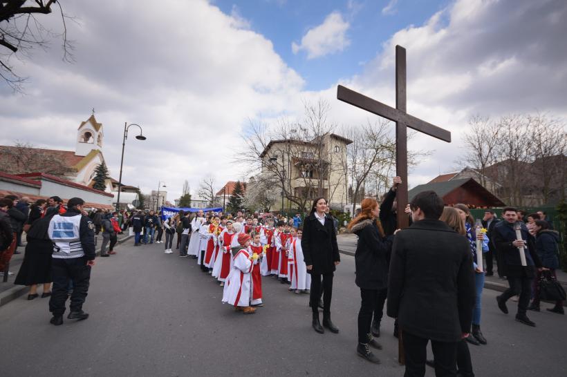 GALERIE FOTO. Procesiune în Bucureşti de Floriile catolice 18532109