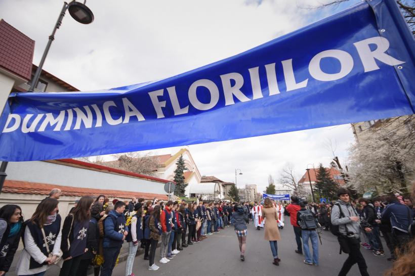 GALERIE FOTO. Procesiune în Bucureşti de Floriile catolice 18532110
