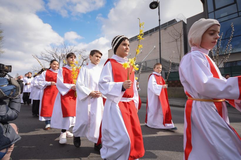 GALERIE FOTO. Procesiune în Bucureşti de Floriile catolice 18532112
