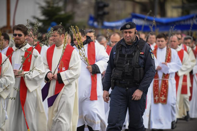 GALERIE FOTO. Procesiune în Bucureşti de Floriile catolice 18532118